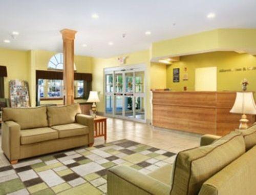 Microtel Inn & Suites By Wyndham Johnstown Interior photo
